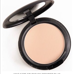 MAC Studio Fix Powder Foundation NC15